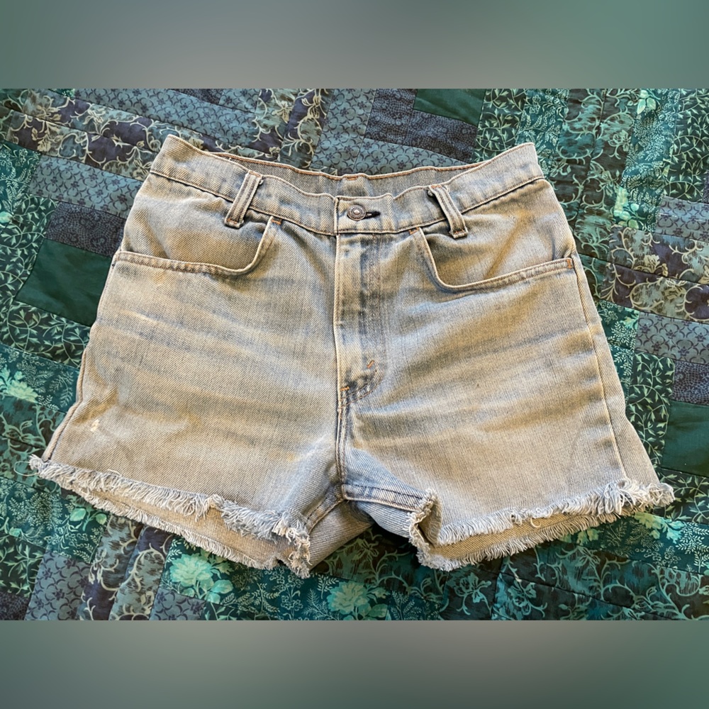 Levi’s Distressed Cutoff Shorts Size 26